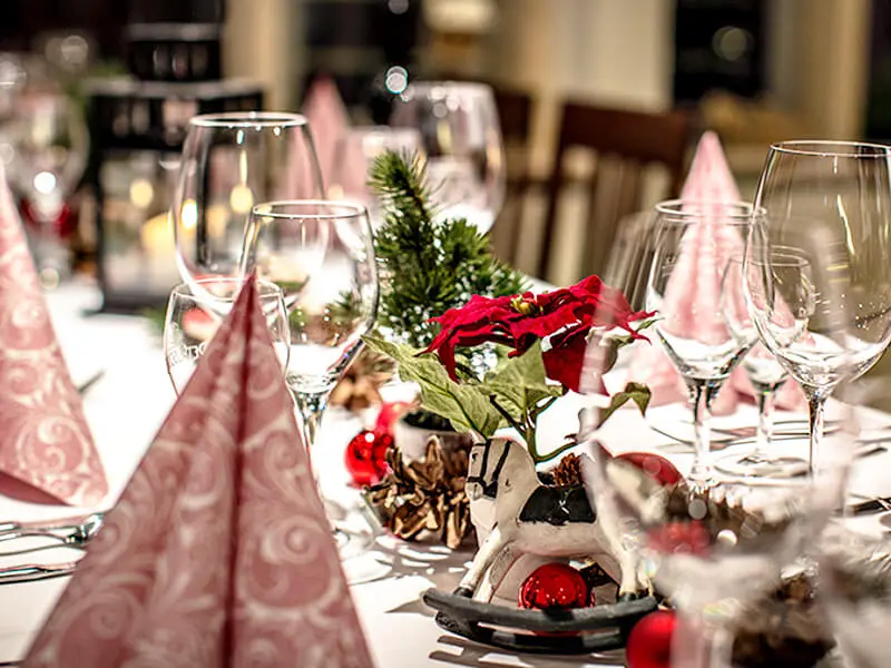 Weihnachtsfeier am Chiemsee - Festlich gedeckter Tisch im Schlosshotel Herrenchiemsee weihnachten-im-doppelpack-schlosswirtschaft-luitpold-weihnachten-feiern-am-chiemsee-paket2